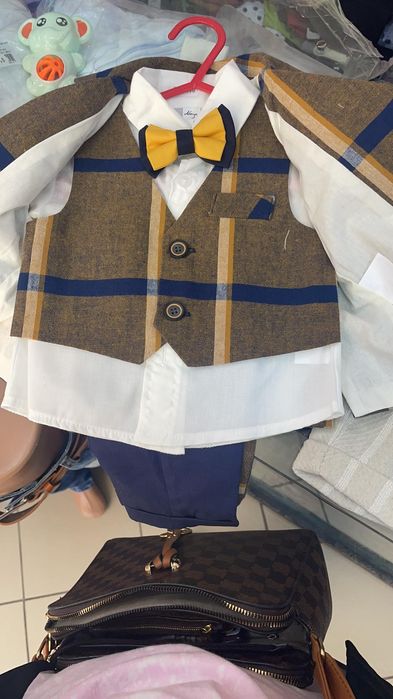 Vând costum botez
