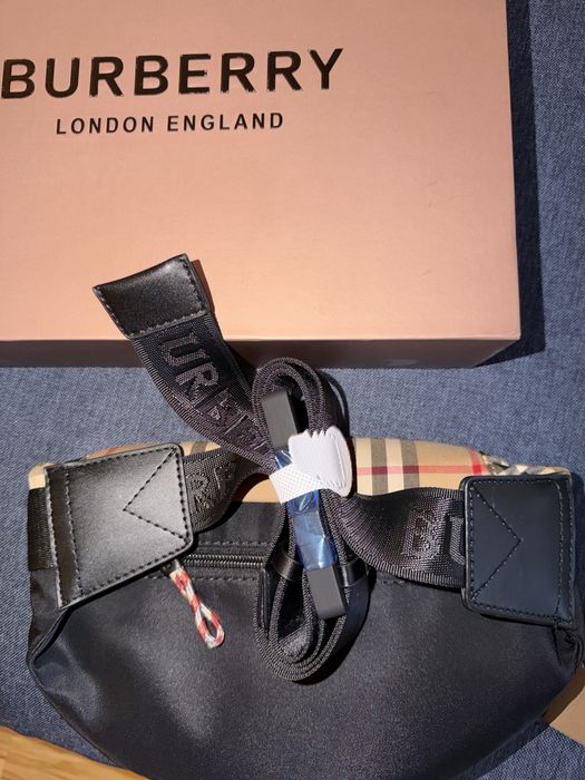 Чанта Burberry.