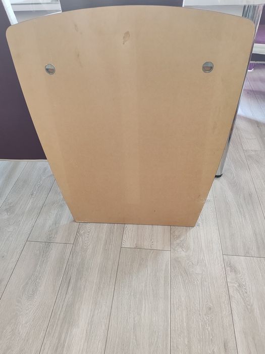Vând oglinda pe suport de lemn
