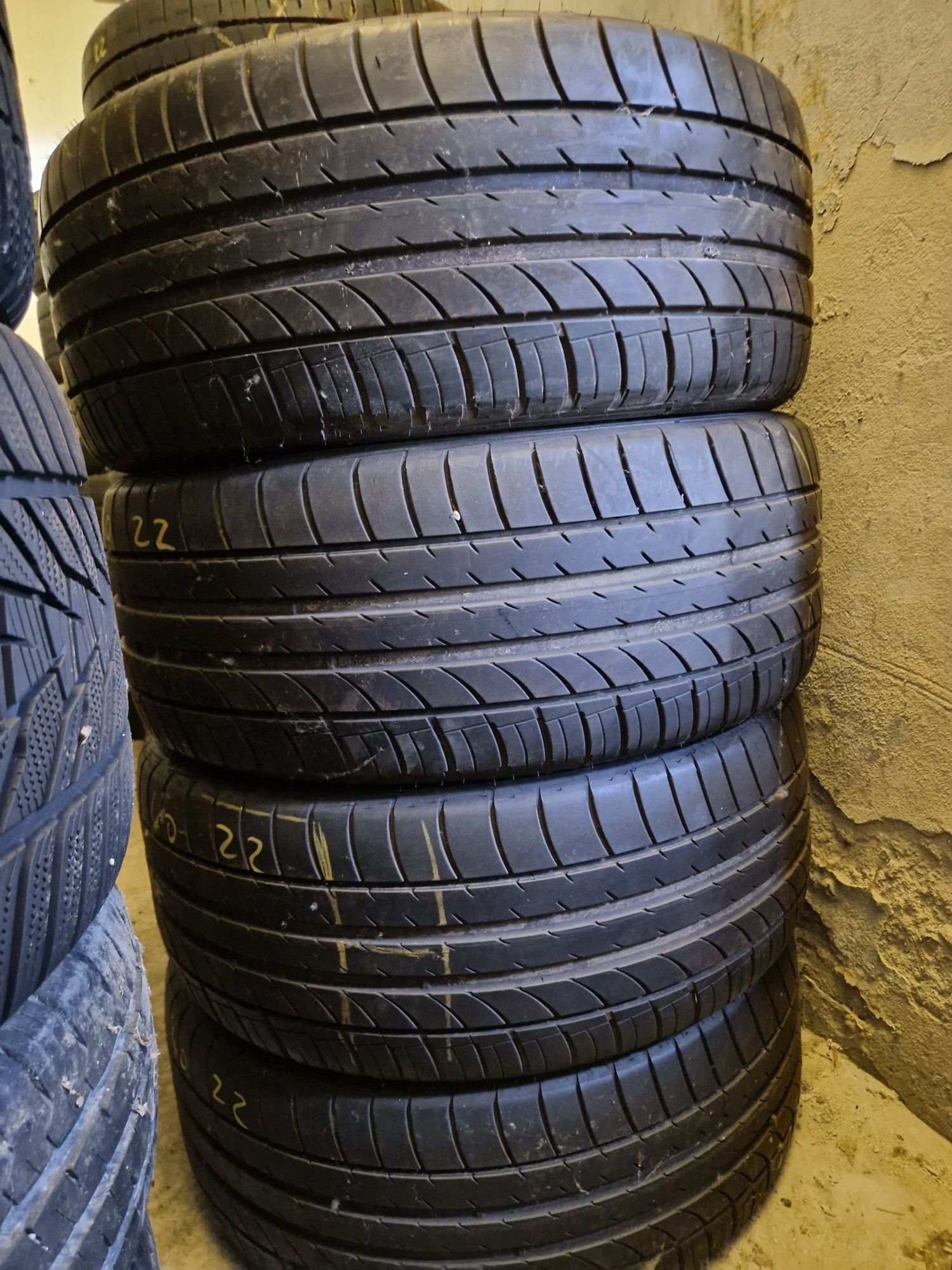 275 40 r22 Dunlop