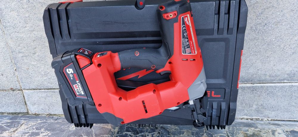 Milwaukee pistol de cuie pe acumulatori