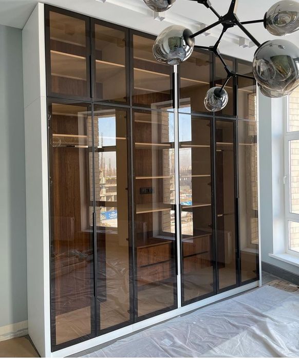 Шкаф витринна в прихожую