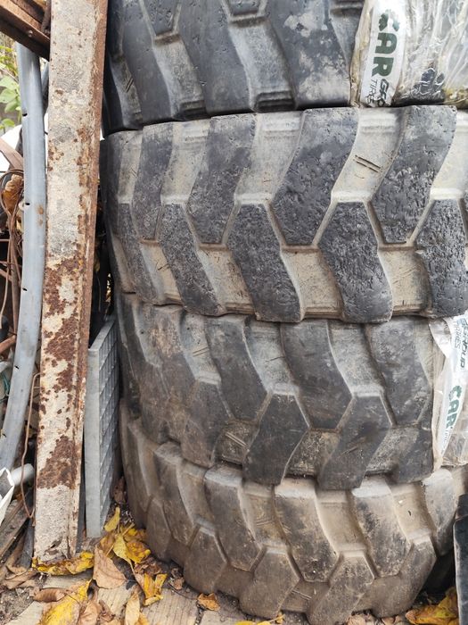 Vând cauciucuri utilaje