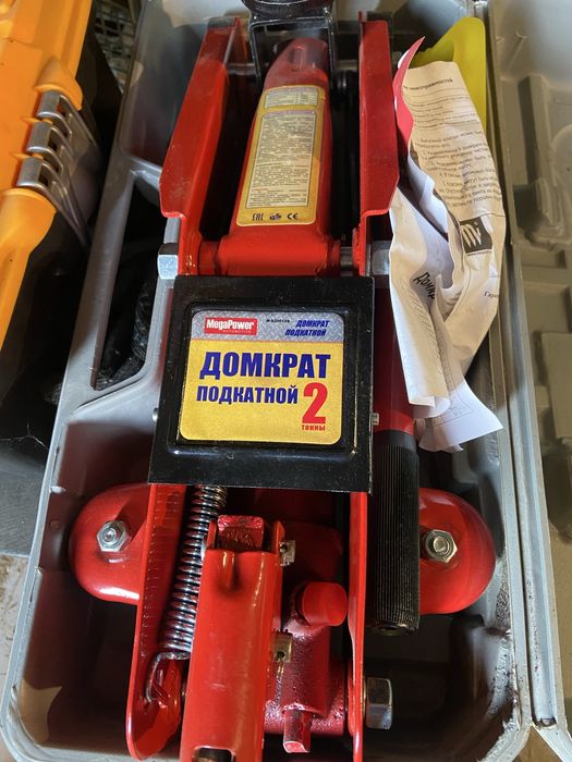 Домкрат автомобильный подкатной  новый
