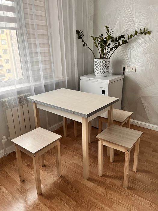 Продаю стол со 4 стулями на кухню за 10 000тг!