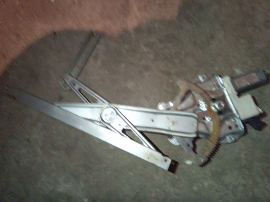 механизъм за врата с моторче от toyota corolla и десен фар