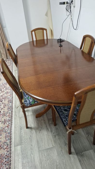 Стол со стульями в гостиную