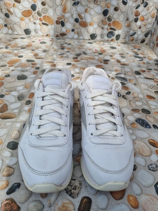 Vând adidași Reebok în stare bună