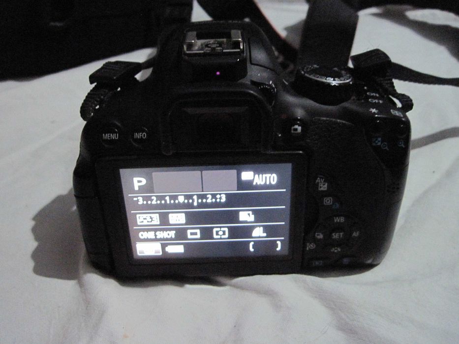 Foto DSLR Canon 650D + obiectiv 18-55 VR