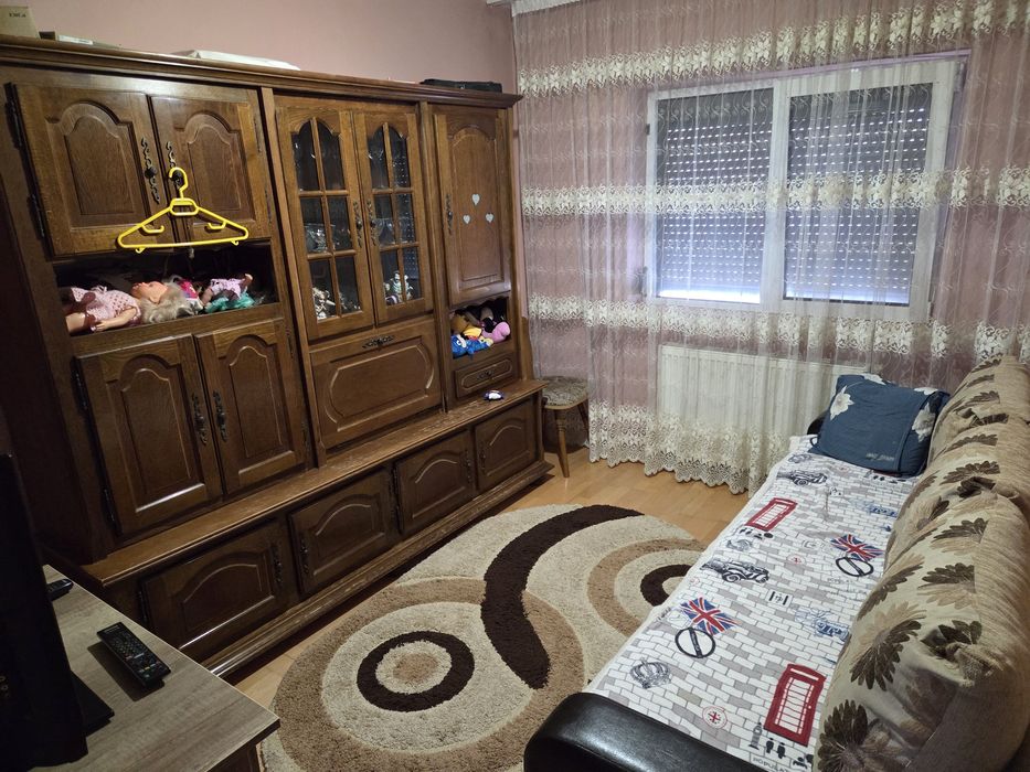 Închiriez apartament 3 camere zona 22 decembrie