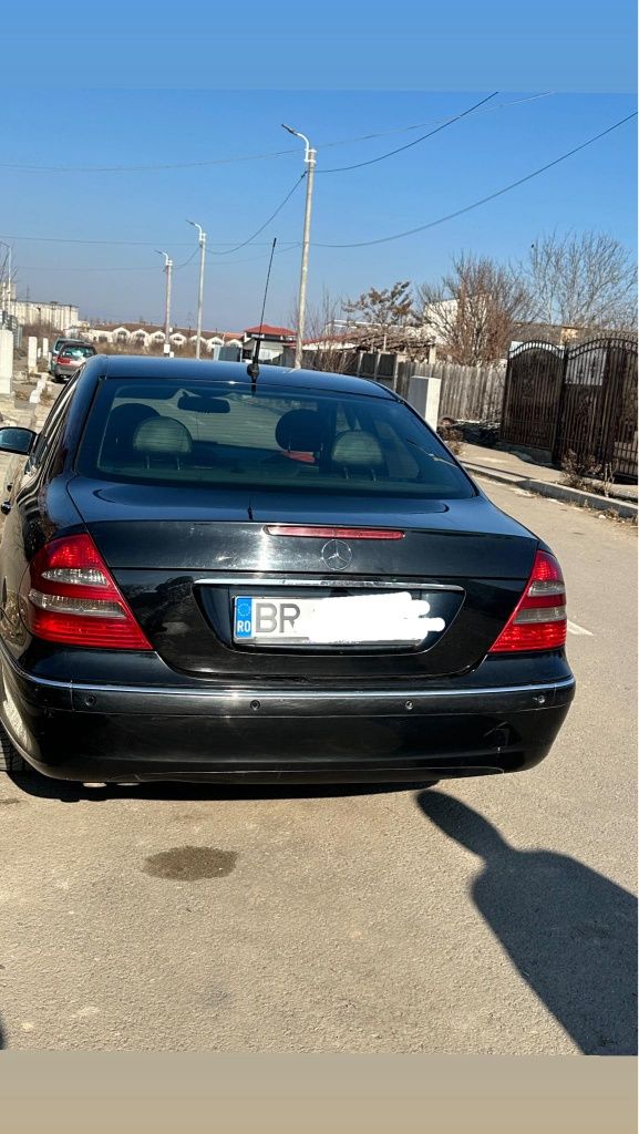 Vând Mercedes E220