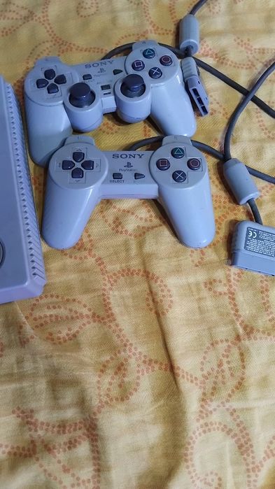 Продавам PlayStation 1 в много добро състояние използван е 2-3 тъпи