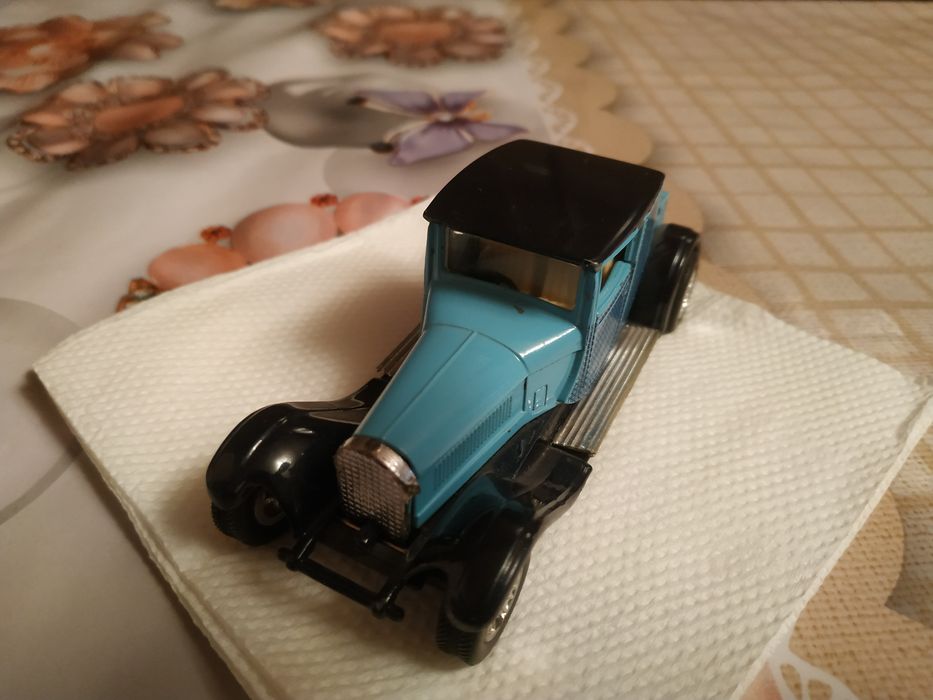 Продаю игрушечную машинку   синего цвета китайская.