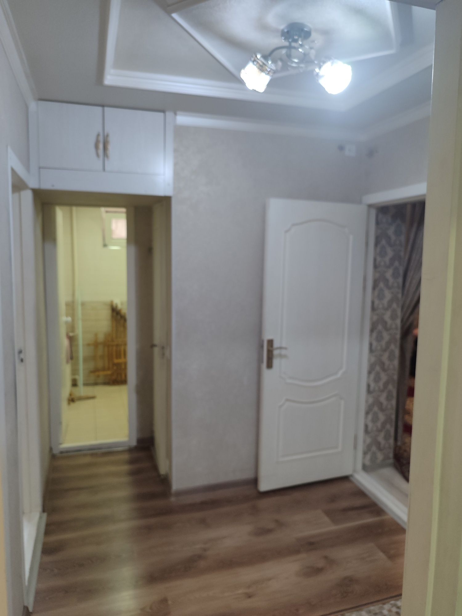 Дом продаётся кирпични. 3 ком 1 этаж.