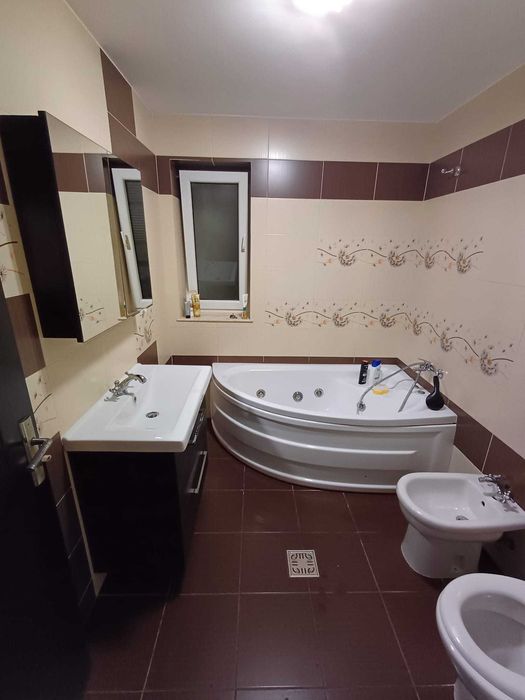 Proprietar inchiriez apartament 4 camere – 105 mp utili