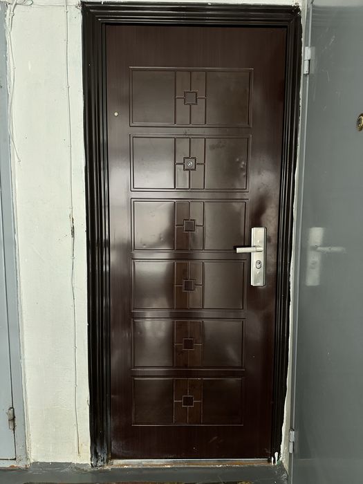 Входная железная дверь