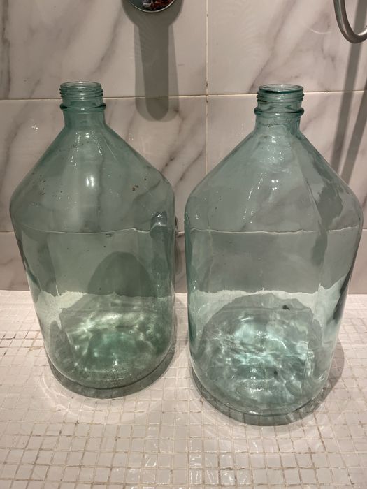 Бутыль - 20 литров,банки - 10 литров