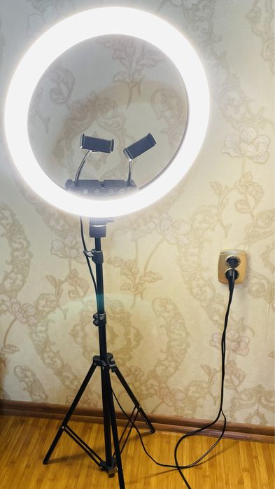 Продаю кольцевую лампу со штативом