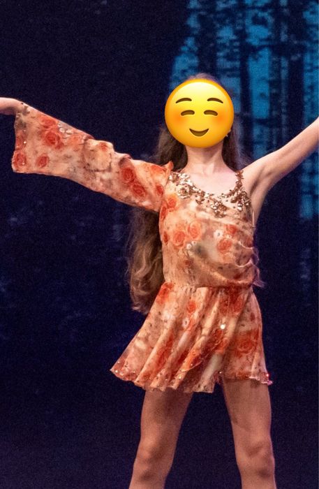 Costum de balet dans liric contemporan