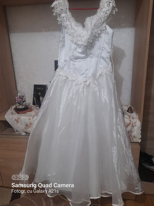 Rochie de mireasa eleganta curata purtata doar o singura data cu manue