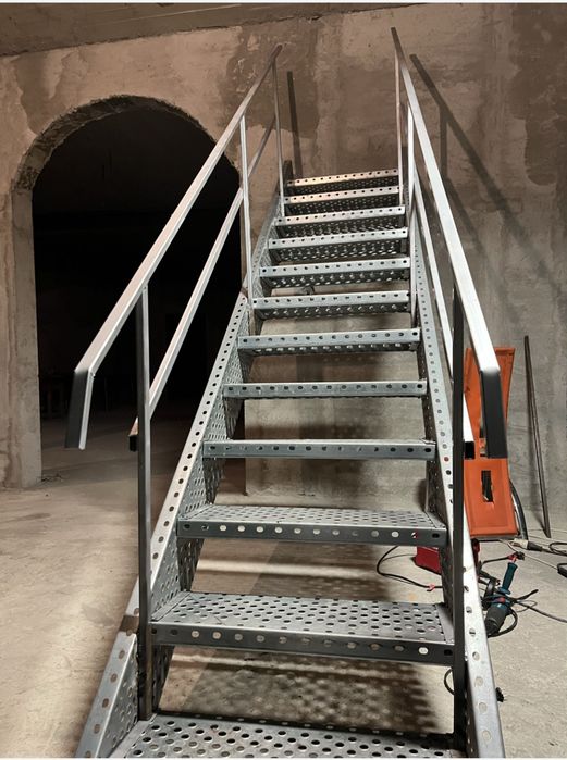 Scara zincata galvanizata la comandă oriunde în tara oferim și montaj.