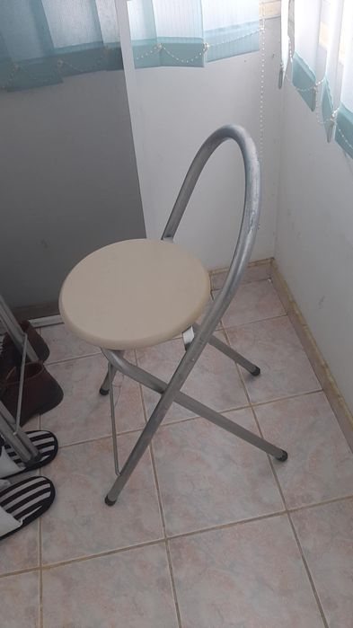 Scaune înalte pentru bar .