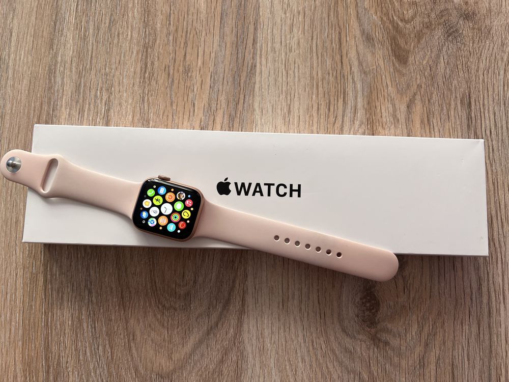 Продам часы Apple watch SE 40 mm