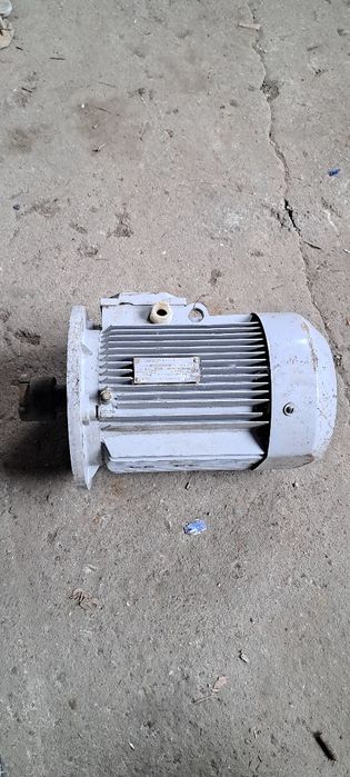Vând motor electric NOU 4.25 KW 220/380