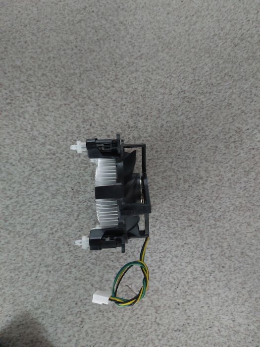 воздушный кулер для центрального процессора (CPU) от компании Intel.