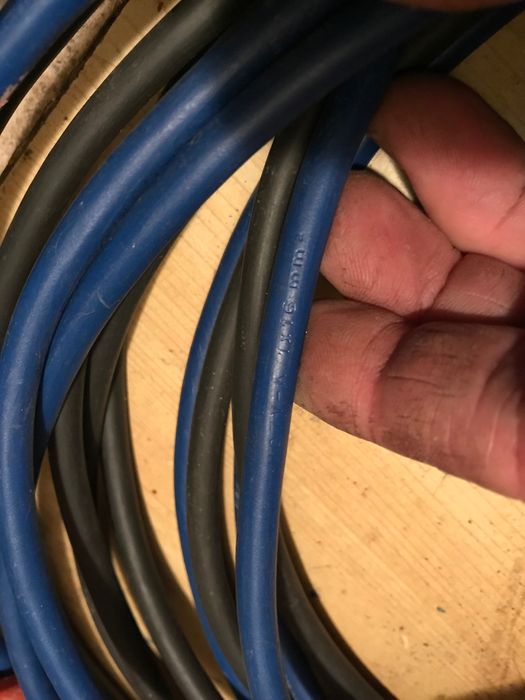 Кабели за подаване на ток към автомобил