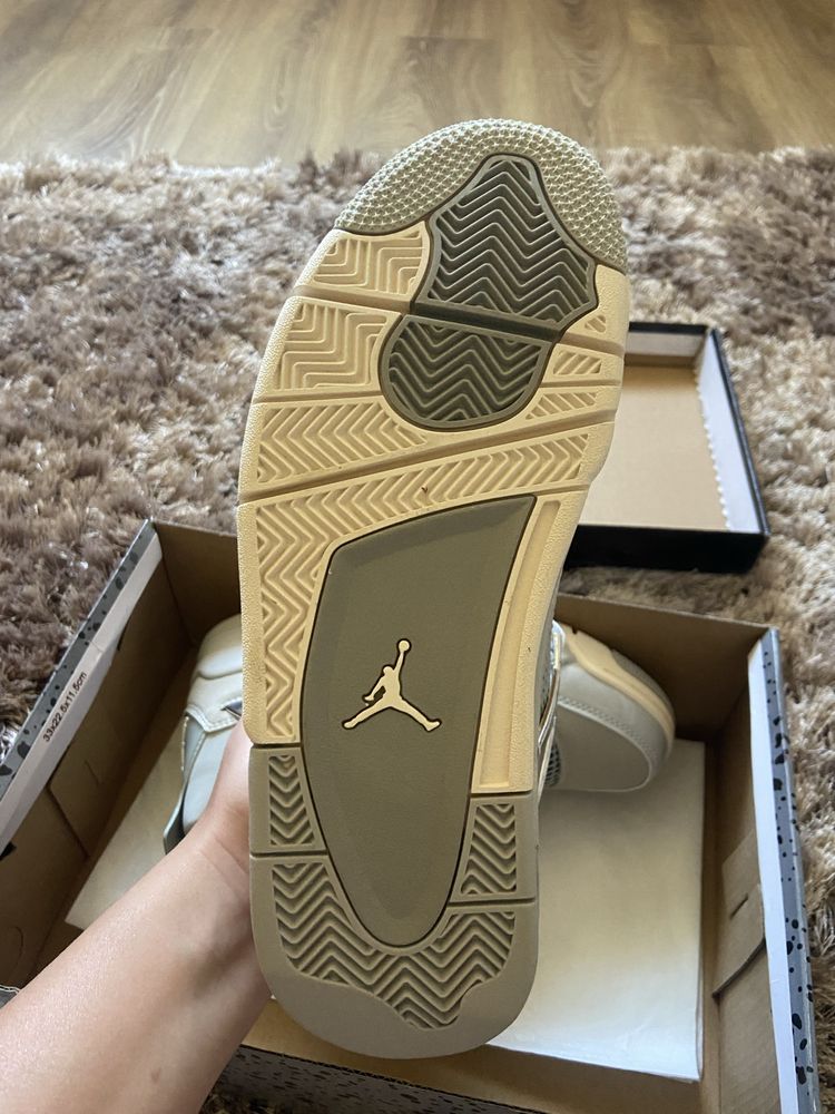 Jordan 4 retro “frozen moments”