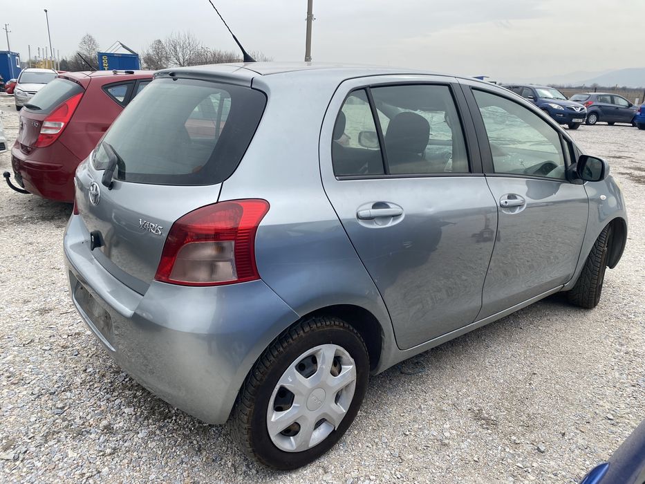 Тойота Ярис 1.0 на части