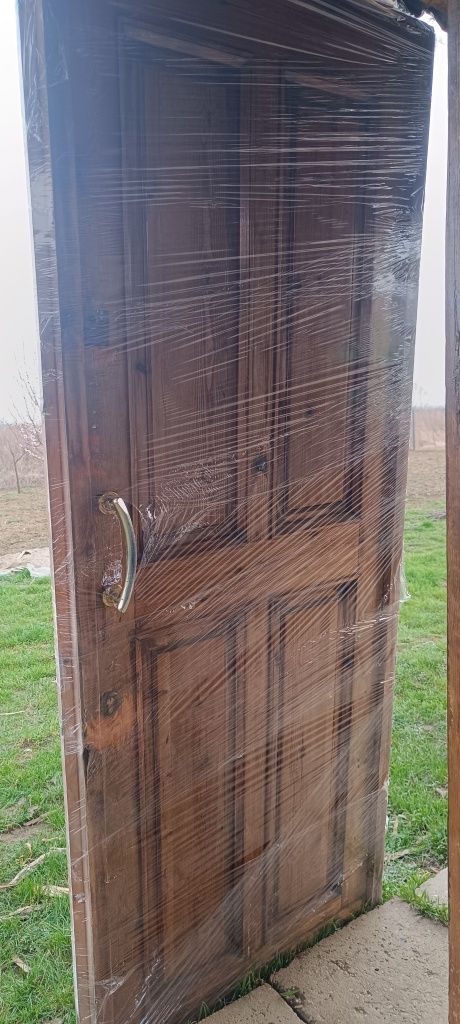 Ușă din lemn masiv