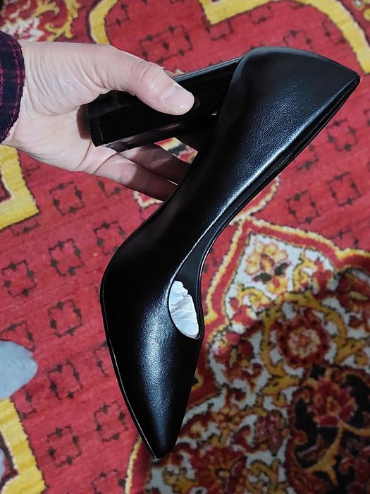 Продаются туфли на каблуках.