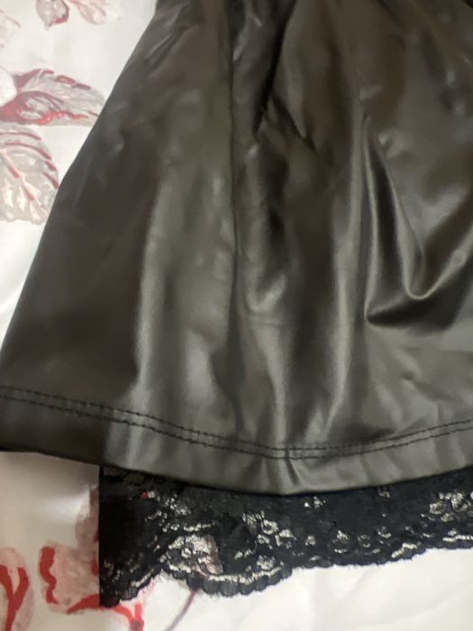 Малка, къса, черна мини пола с елегатна черна дантела , цип