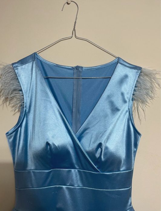 Rochie scurtă bleu satinat cu volane și pene la umeri