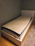 Pat 1 persoana 90*200. Ikea. Malm