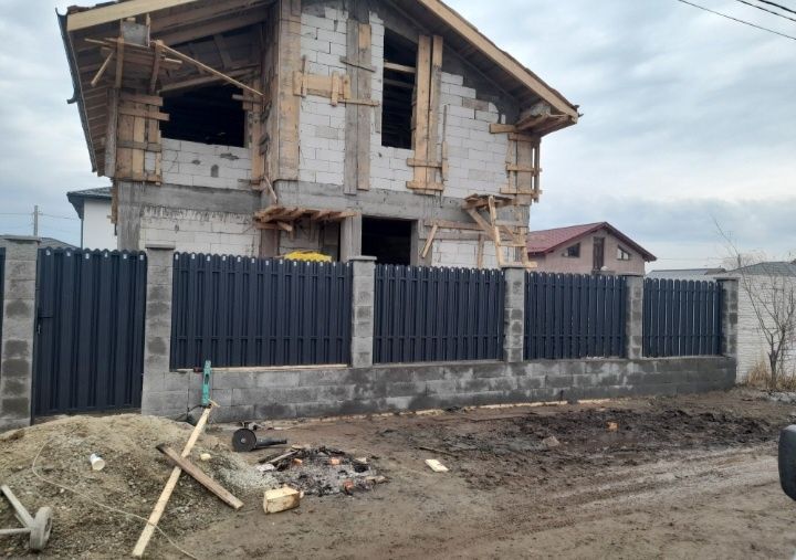 Confecționăm garduri și porți la comanda clientului