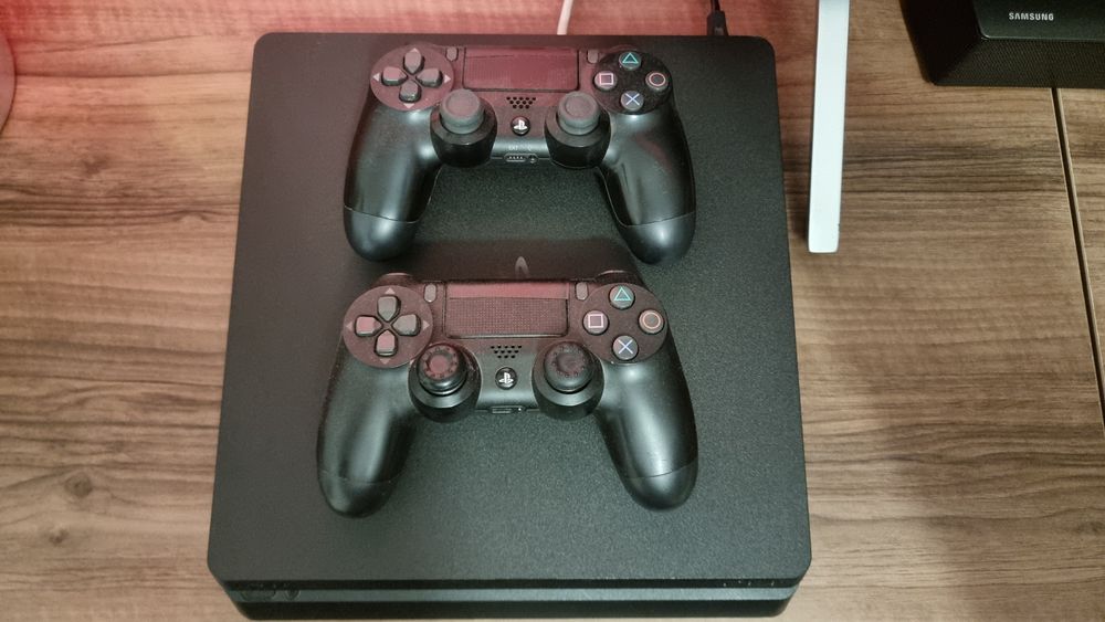 Playstation 4 Slim 1TB + 2 controllere + jocuri