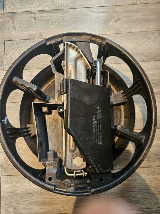 Vand cric ,cui remorcare cheie si garnitura capac motor.