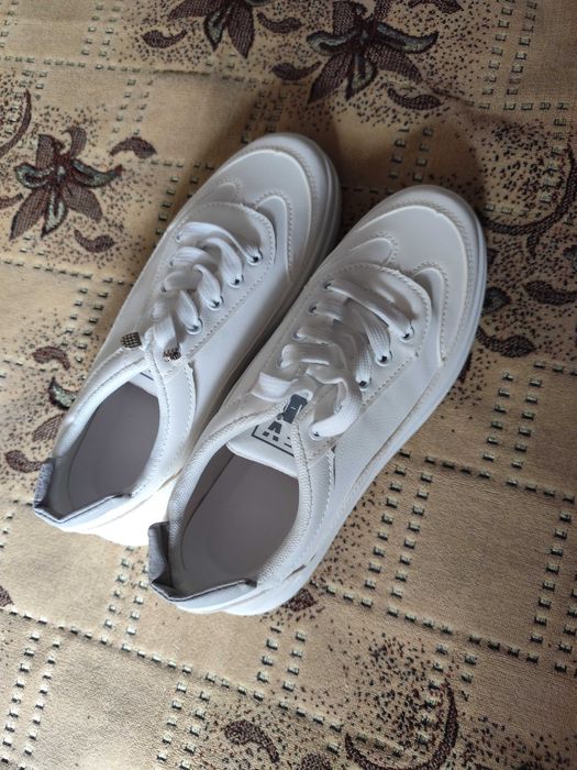 Продам кроссовки белый, экокожа.  Размер 37 или 38. 3000 тнг. Новые