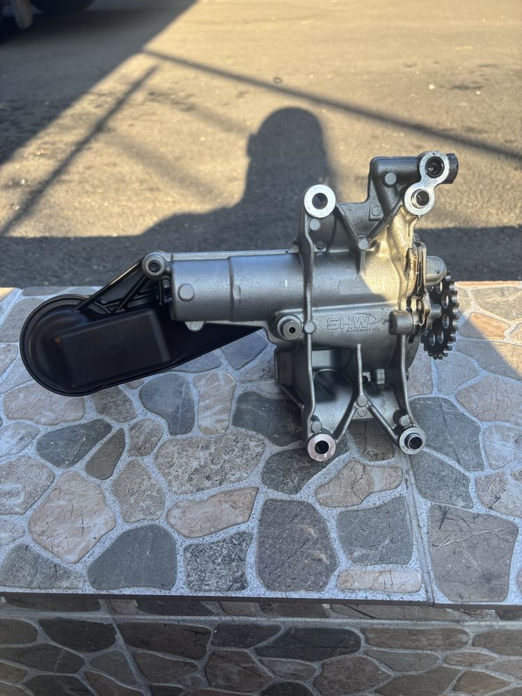 Vând pompă ulei originală volvo, cod 31330979,