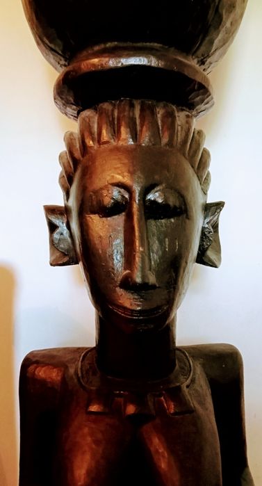 Statui africane cu tam-tam.