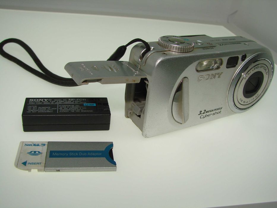 Sony Cybershot DSC-P8 Компактен фотоапарат Ретро Класика, 3.2MP