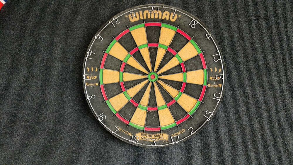 Стара, професионална мишена за дартс Winmau