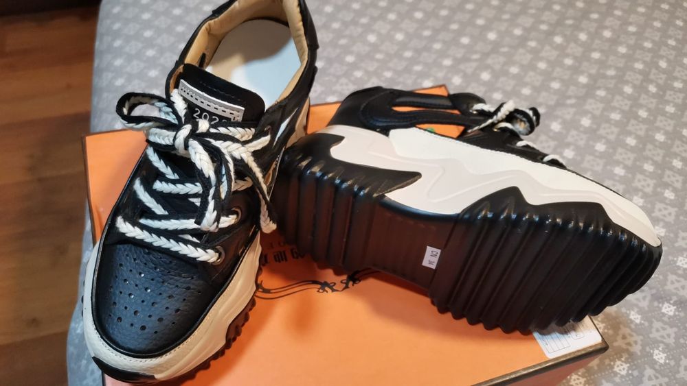 Vând adidasi mărimea 34