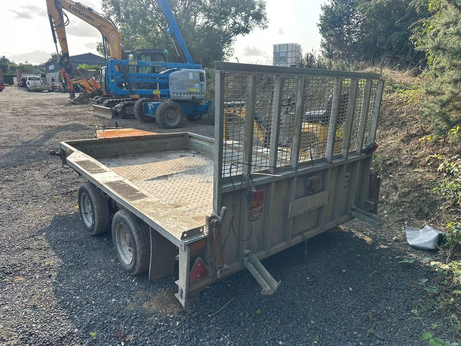 Vand remorca de utilaje de 3,5 t