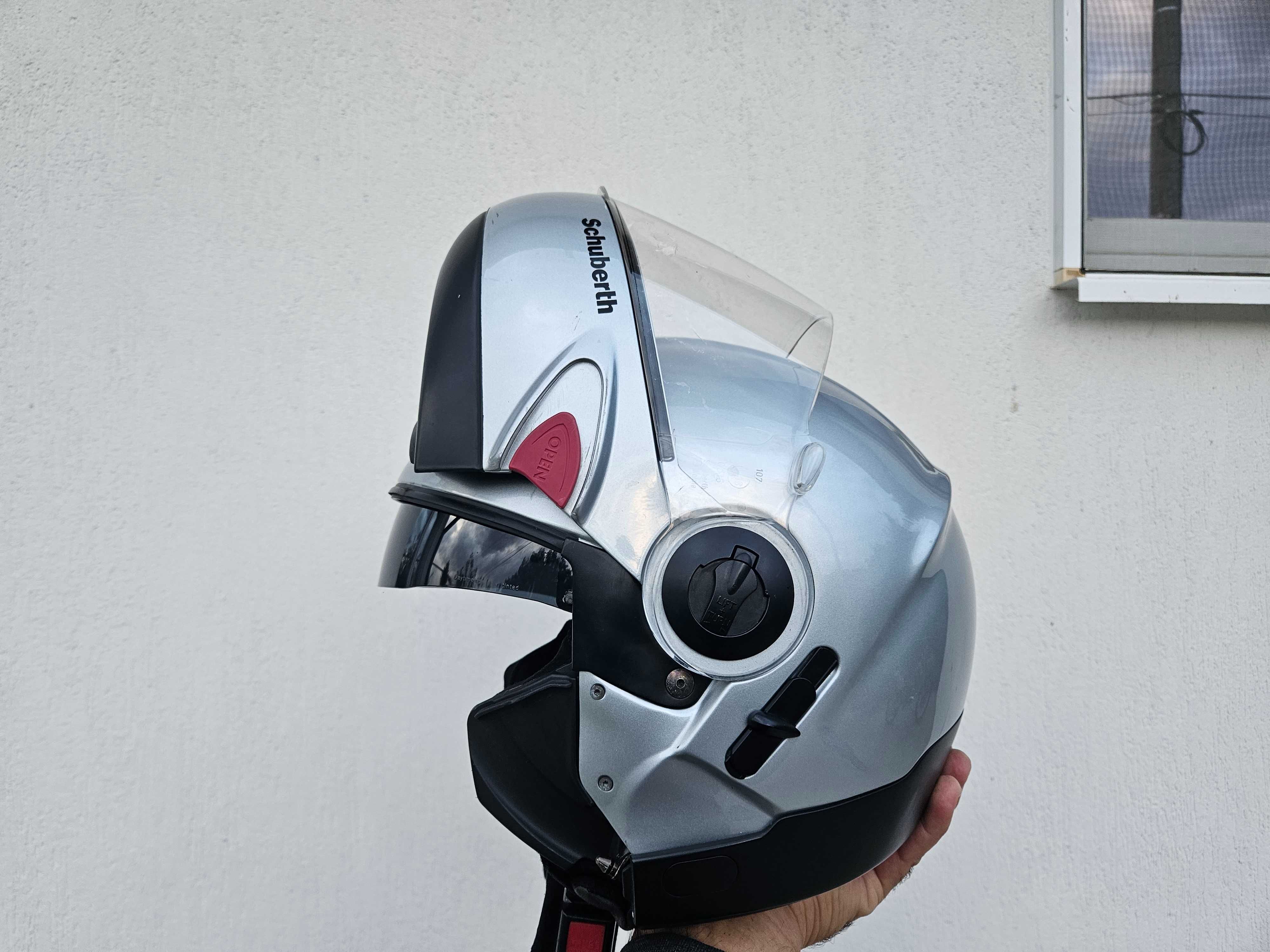Каска Schuberth.