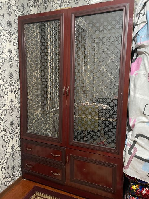 Shkaf va krovat sotiladi