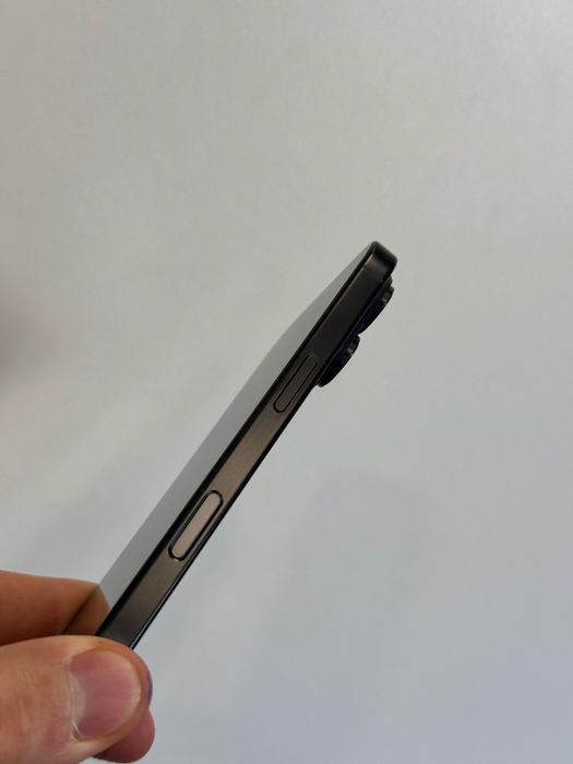 Продавам отличен iPhone 16 PRO 33 цикъла